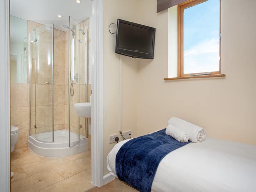 Twin bedroom | Golf Club Lodges- Curlew - Golf Club Lodges, Blackawton, near Totnes