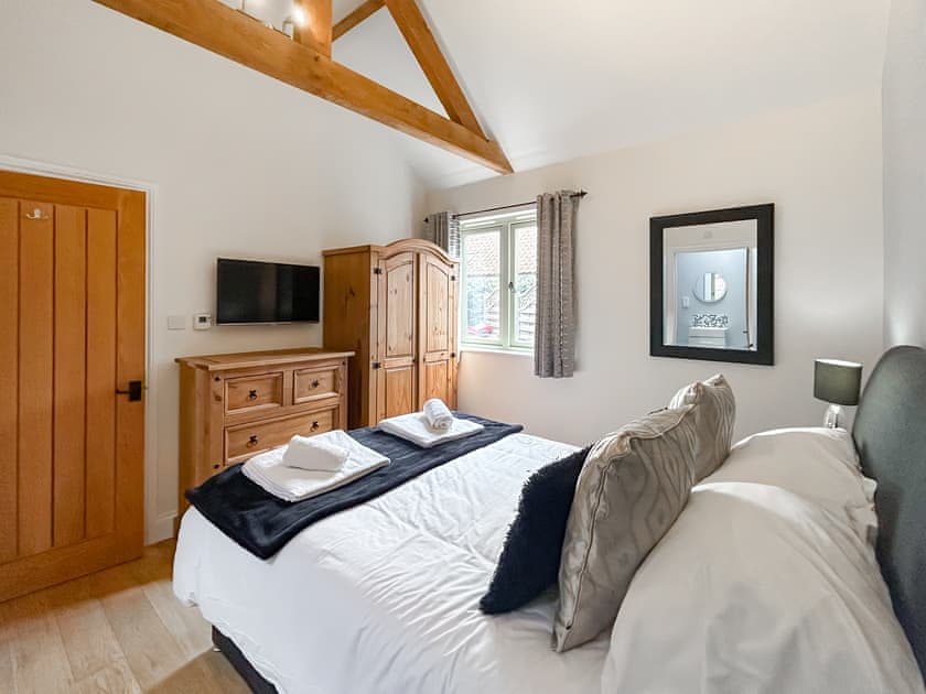 King size bedroom  | Badger’s Retreat - Manor Farm Barns, Witton, near Happisburgh
