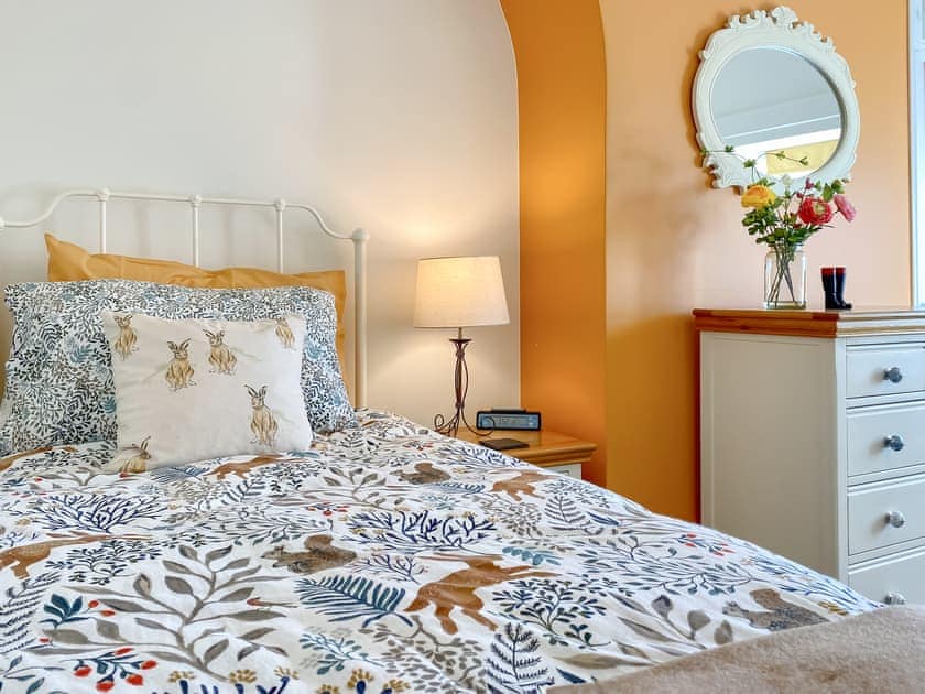 Twin bedroom | Middle Farm Cottage, Winterbourne Monkton, Nr Marlborough