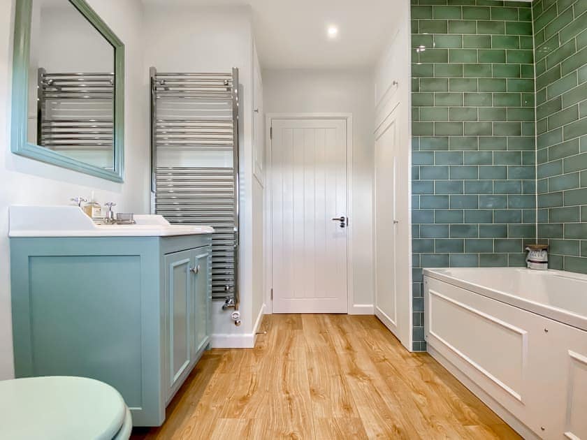 Bathroom | Middle Farm Cottage, Winterbourne Monkton, Nr Marlborough