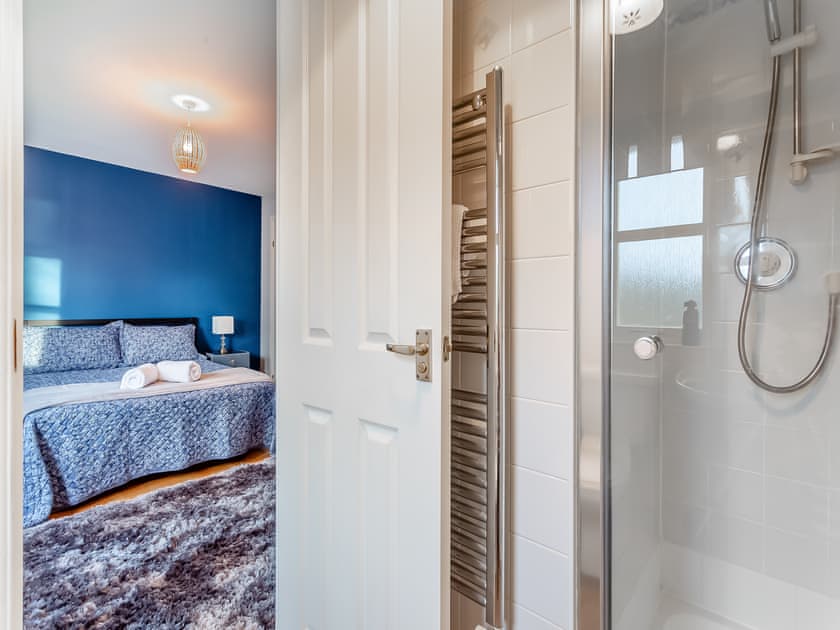 En-suite | Bluegrass Retreat on the River Ness, Inverness