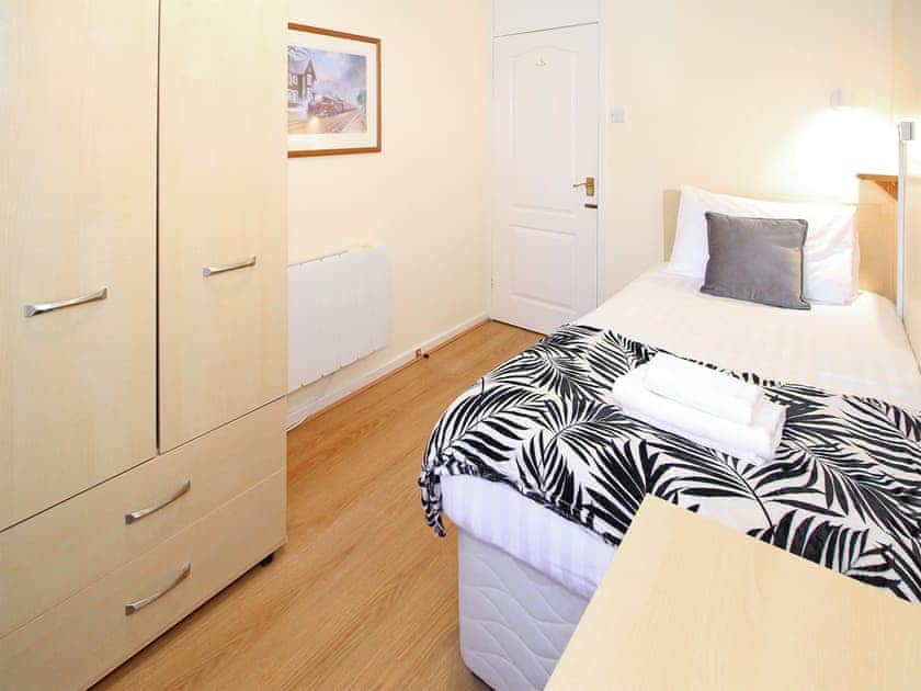 Twin bedroom | Rivers Edge Penthouse, Porthmadog