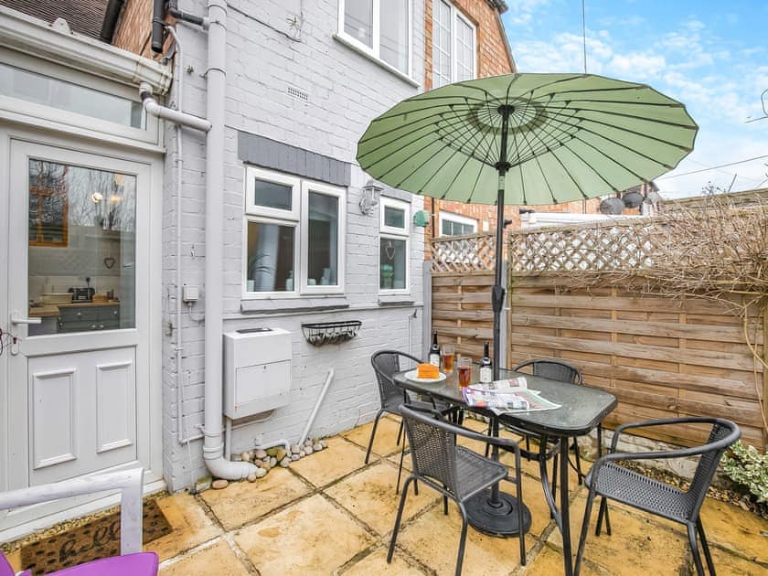 Sitting-out-area | Crompton Cottage, Bretforton, near Evesham