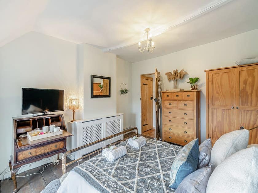 Double bedroom | Crompton Cottage, Bretforton, near Evesham
