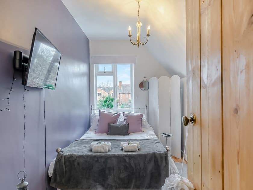 Double bedroom | Crompton Cottage, Bretforton, near Evesham