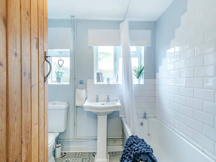 Bathroom | Crompton Cottage, Bretforton, near Evesham
