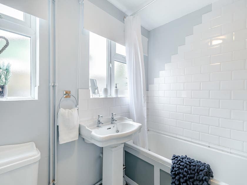 Bathroom | Crompton Cottage, Bretforton, near Evesham