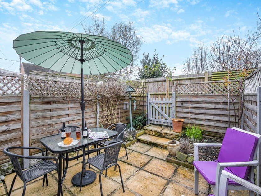 Sitting-out-area | Crompton Cottage, Bretforton, near Evesham