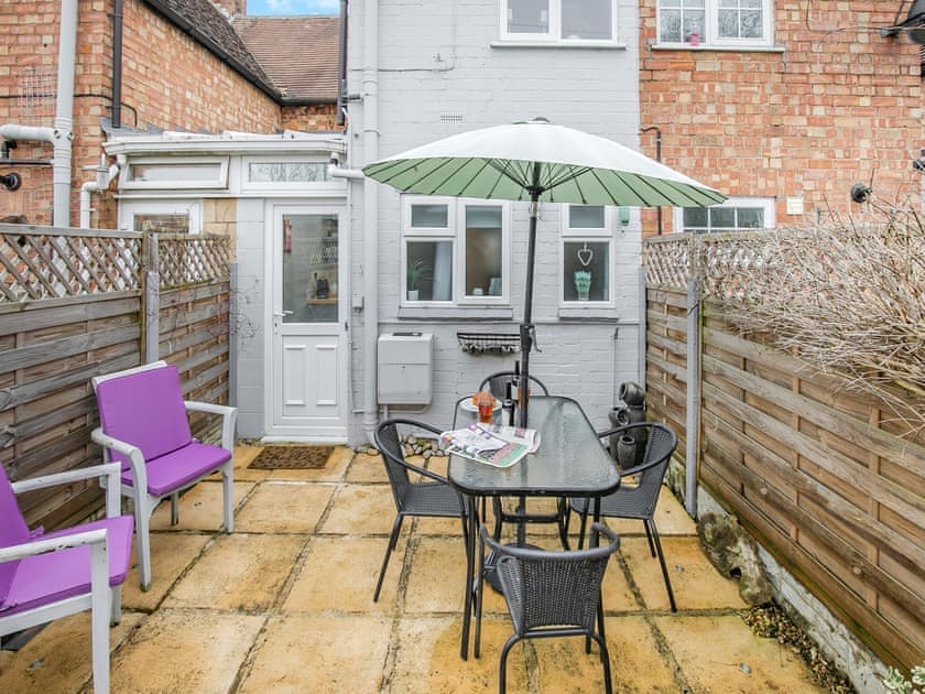 Sitting-out-area | Crompton Cottage, Bretforton, near Evesham