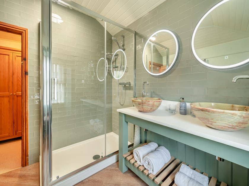 Ensuite shower room | Steppe Haugh, Hawes