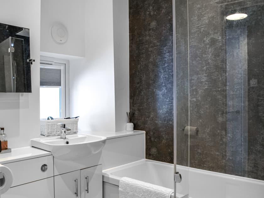 Bathroom | Doodles Holiday Home, Eyemouth