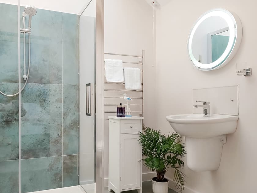 En-suite shower room | Dew Cottage, St Buryan, near Sennen