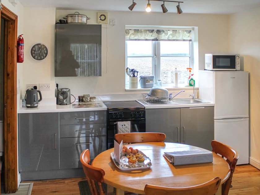 Well equipped fitted kitchen | Daisy Apartment - Chapelfield Apartments, Stalham