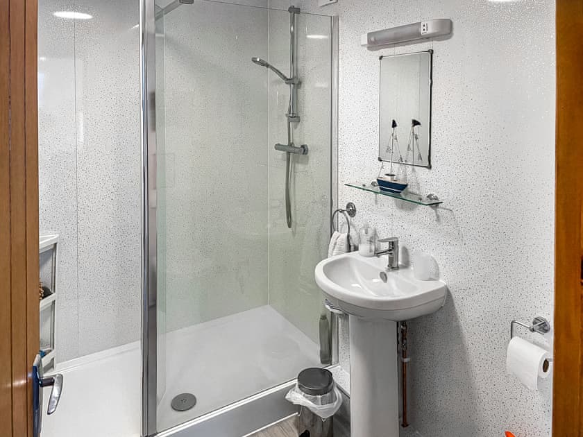Attractive tiled bathroom | Daisy Apartment - Chapelfield Apartments, Stalham