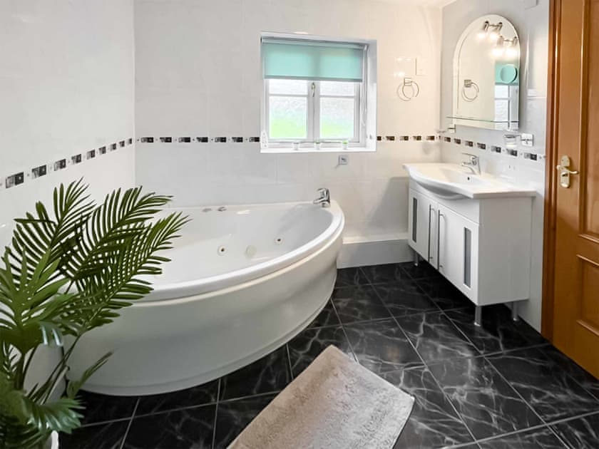 Bathroom | Glanllyn Lodge, Llanuwchlyn, near Bala