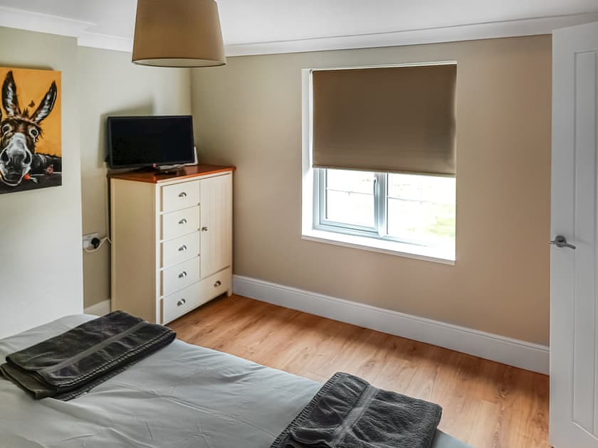 Double bedroom | The Lodge at Owstwick Hall, Owstwick, near Roos
