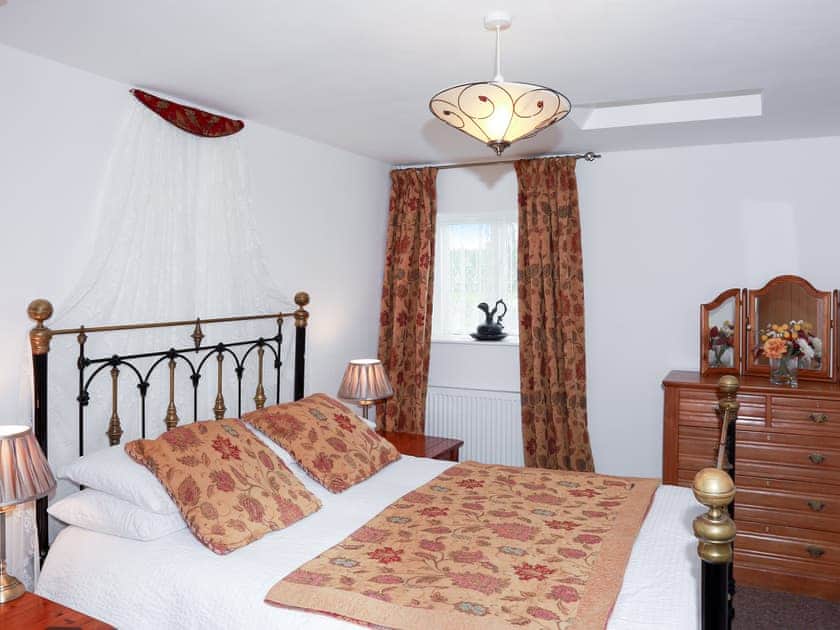 Relaxing double bedroom | The Cottage - Midknowle Farm Cottages, South Barrow, near Yeovil