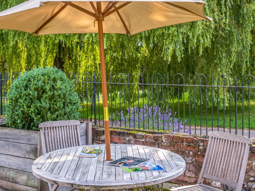 Outdoor eating area | Belchamp Hall Hayloft - Belchamp Cottages, Belchamp Walter