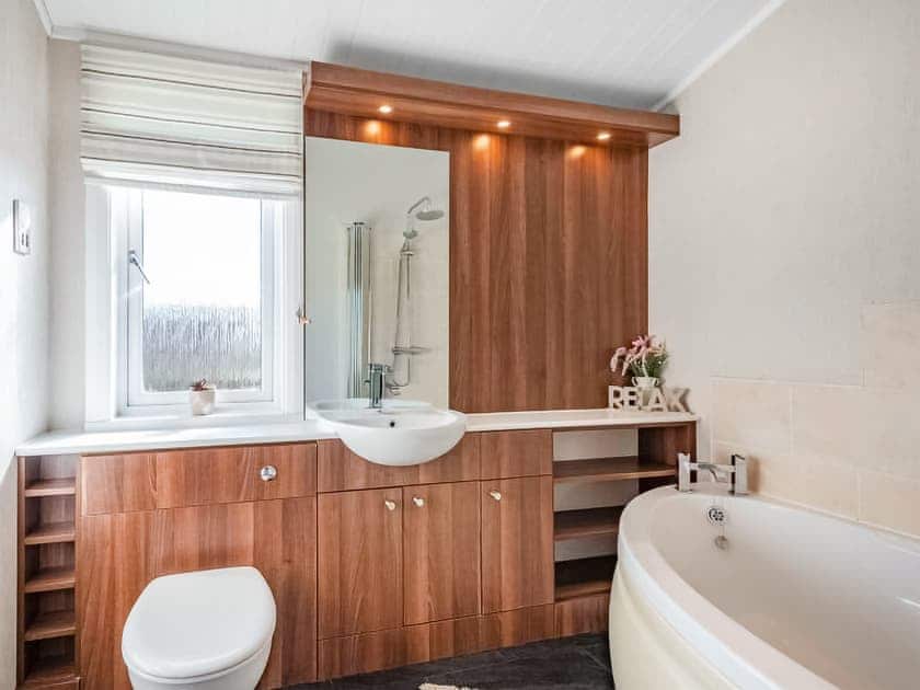 Bathroom | Oakwood Lodge, Lochwinnoch