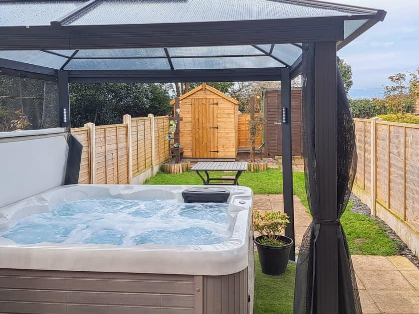 Hot tub | Cernunnos Cottage, Leven