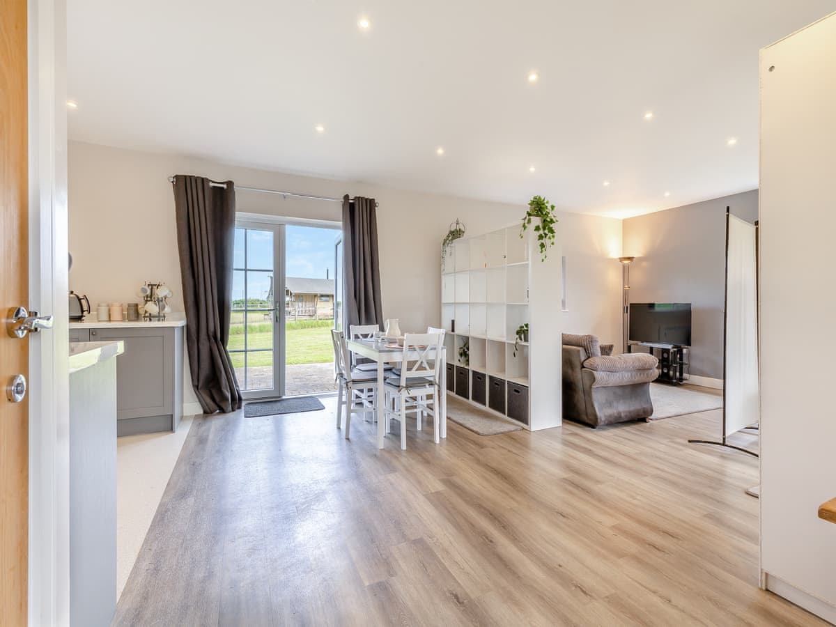 Hawthorns Glamping- Squirrel Lodge - Holiday lodge in East Anglia - Image 4