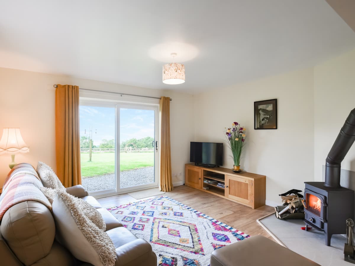 The Lodge at Harvest Farm - Holiday lodge in Central England - Image 2