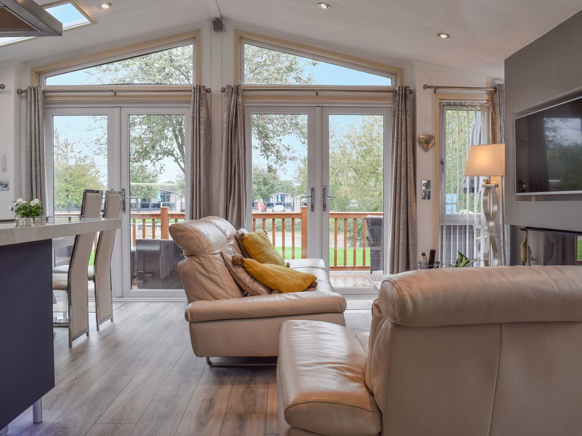River Meets Lodge - Holiday Lodge in Central England - Image 4