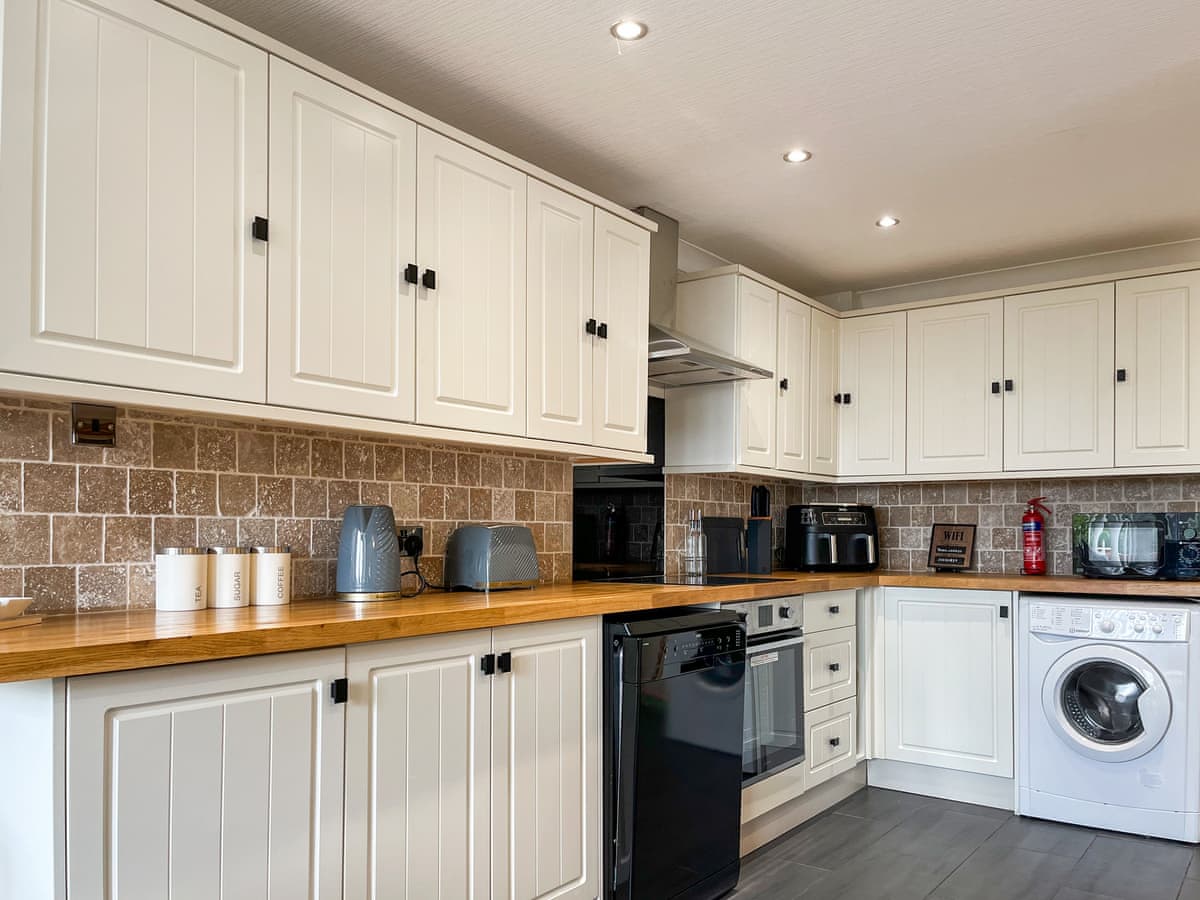 Pine Lodge - Holiday lodge in Central England - Image 3