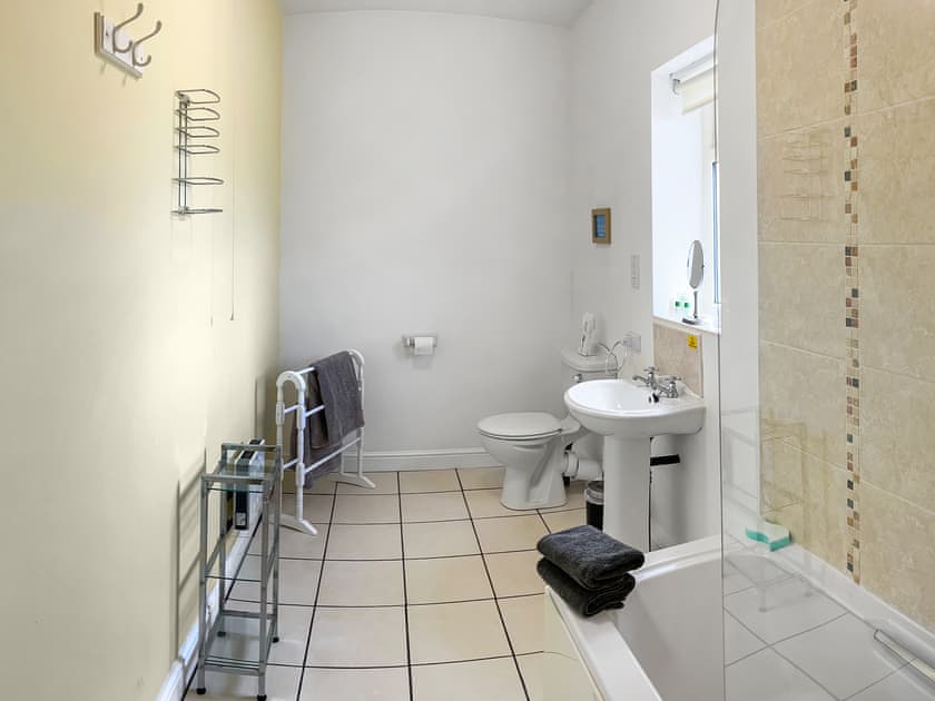Bathroom with shower over bath | Bentinck - Tathwell Lodge, Little Tathwell, near Louth