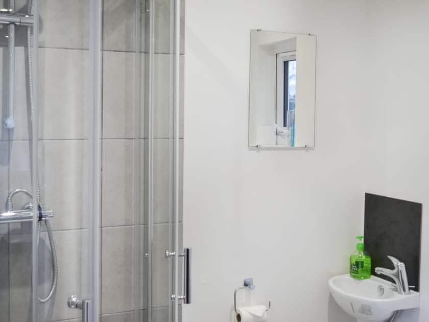 Bathroom | Full Pint - Tain Glamping, Tain