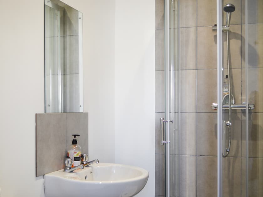 Bathroom | Full Pint - Tain Glamping, Tain