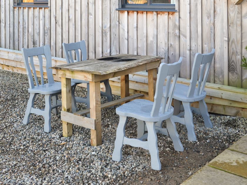 Sitting-out-area | Full Pint - Tain Glamping, Tain