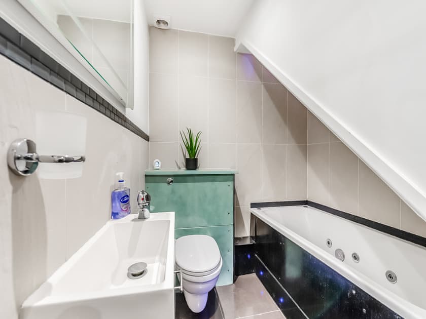 Bathroom | Ethelbert Apartment, Westgate On Sea