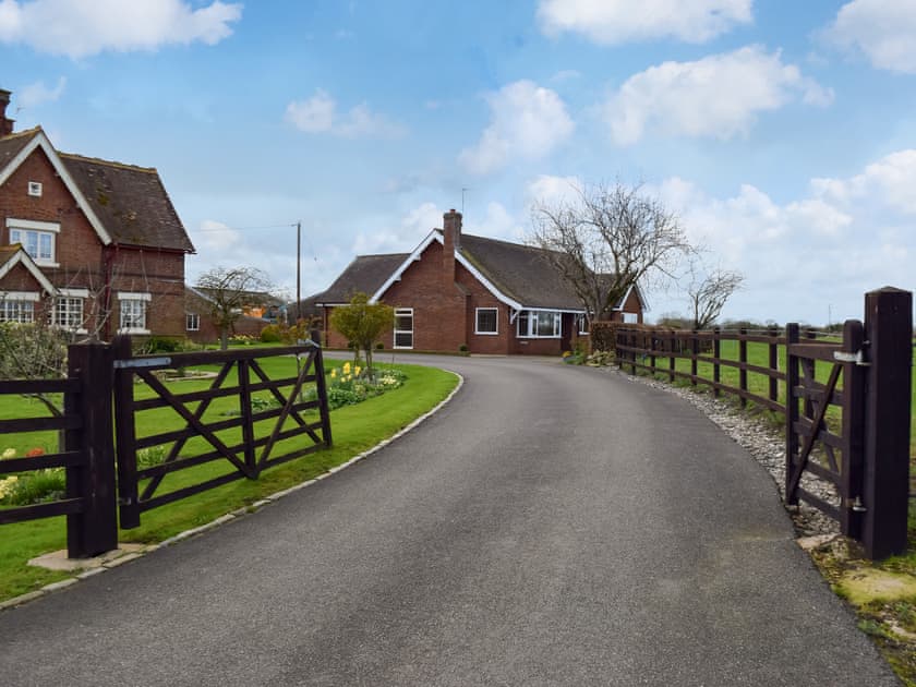 Driveway | Lyncroft Holiday Bungalow, Sandbach