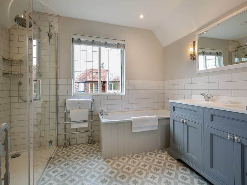 Bathroom | Keeds Cottage - Keeds Cottage and Keeds Barn, Pulborough