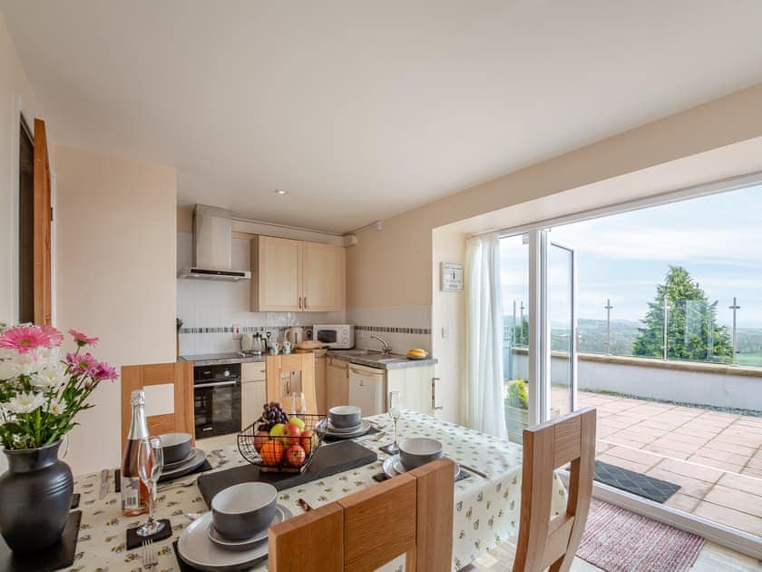 Kitchen/diner | Bwthyn Hudol - Llwynhudol Vineyard Cottages, Pwllheli