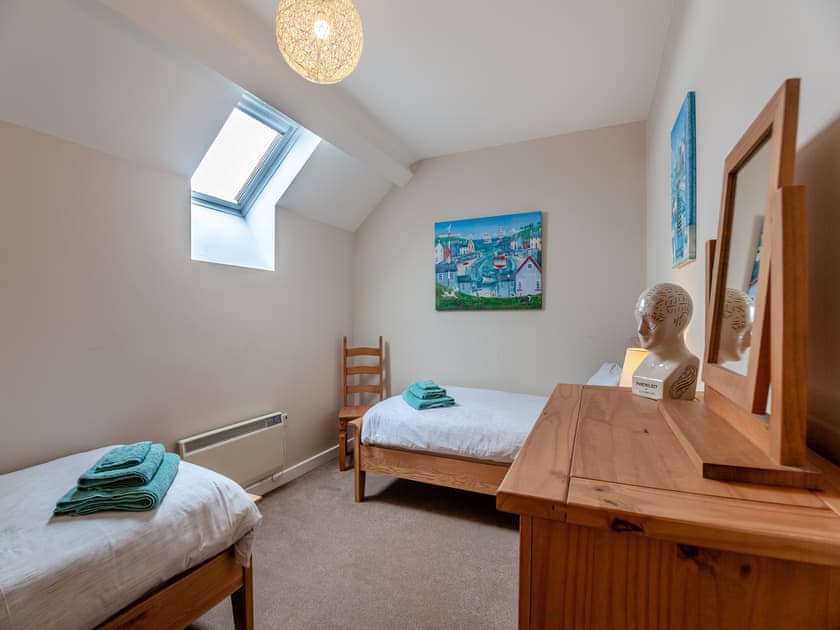 Twin bedroom | Bwthyn Hudol - Llwynhudol Vineyard Cottages, Pwllheli