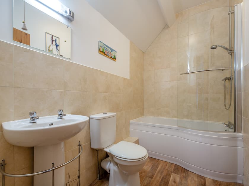 Bathroom | Bwthyn Hudol - Llwynhudol Vineyard Cottages, Pwllheli