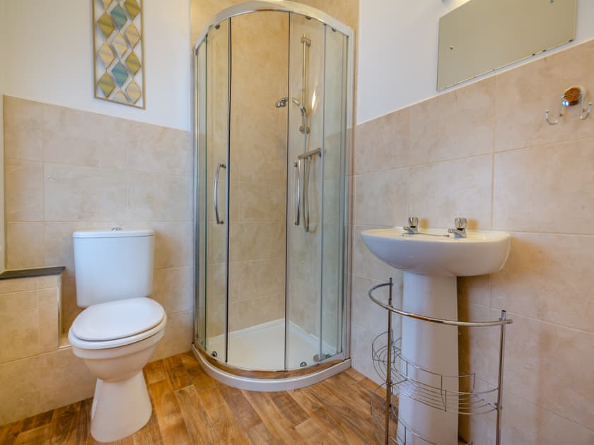 Shower room | Bwthyn Hudol Bach - Llwynhudol Vineyard Cottages, Pwllheli