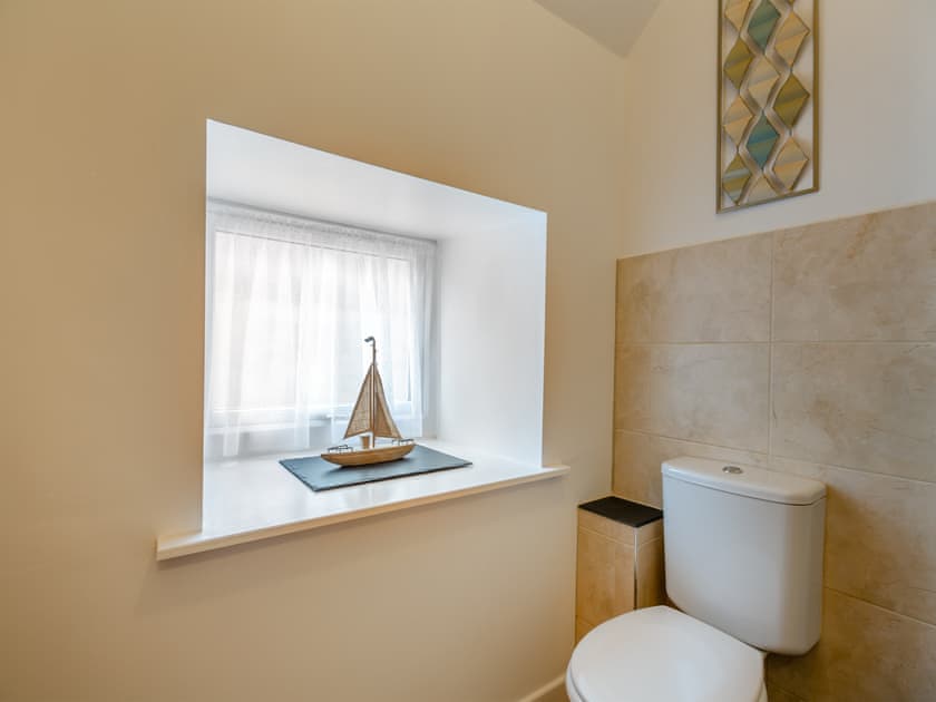 Shower room | Bwthyn Hudol Bach - Llwynhudol Vineyard Cottages, Pwllheli