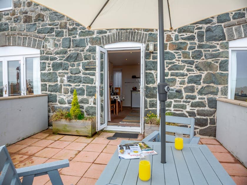 Sitting-out-area | Bwthyn Hudol Bach - Llwynhudol Vineyard Cottages, Pwllheli