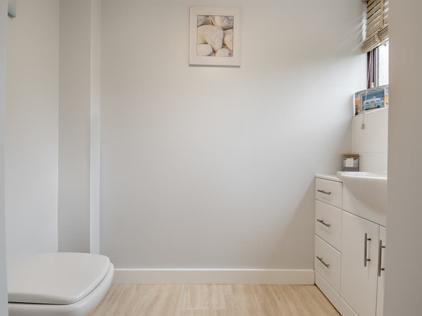 Bathroom | Beachside House, California, near Great Yarmouth