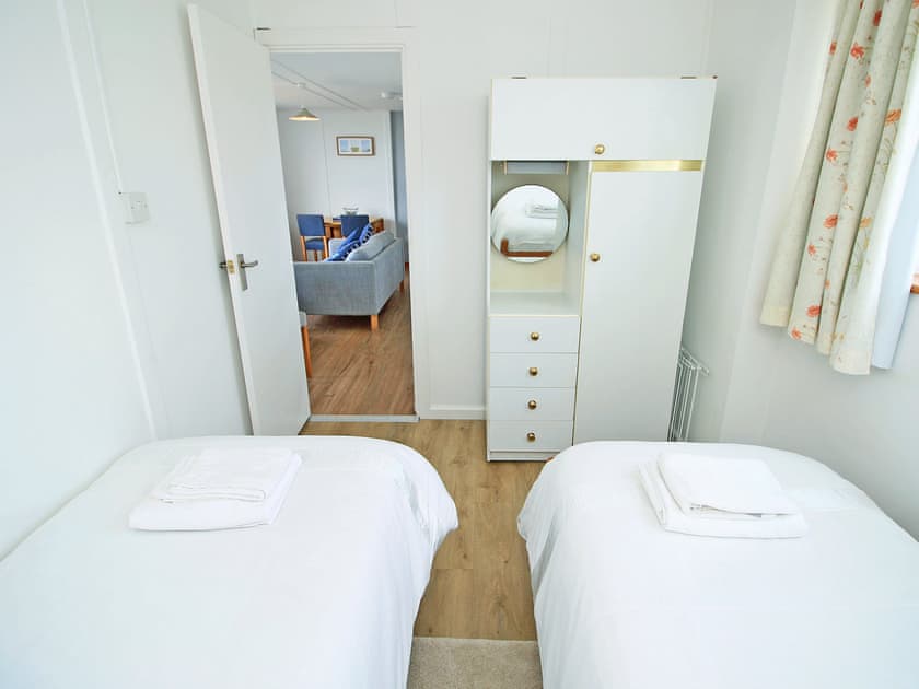 Twin bedroom | Sea View Bungalow, Harlech