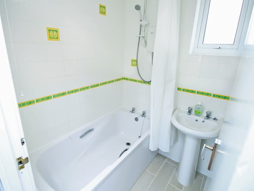 Bathroom | Sea View Bungalow, Harlech
