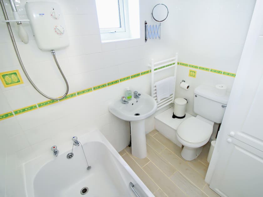 Bathroom | Sea View Bungalow, Harlech