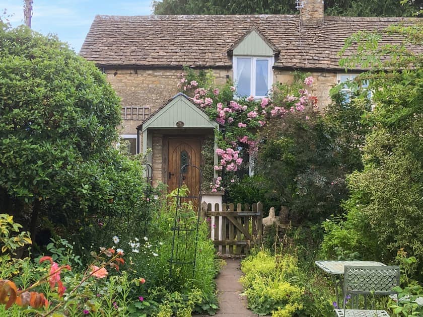 Characterful Cotswold stone, end-of-row holiday cottage | Folly Cottage, Avening, near Tetbury