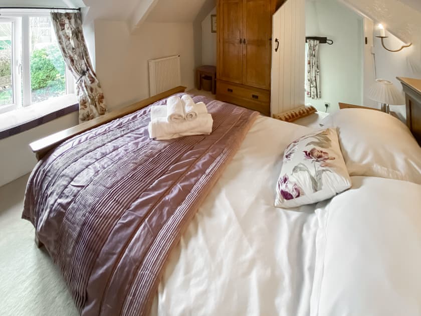 Double bedroom | Folly Cottage, Avening, near Tetbury