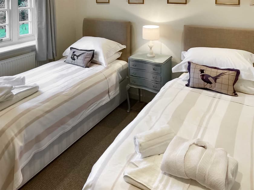 Twin bedroom | The Library - Glanusk Estate, Crickhowell