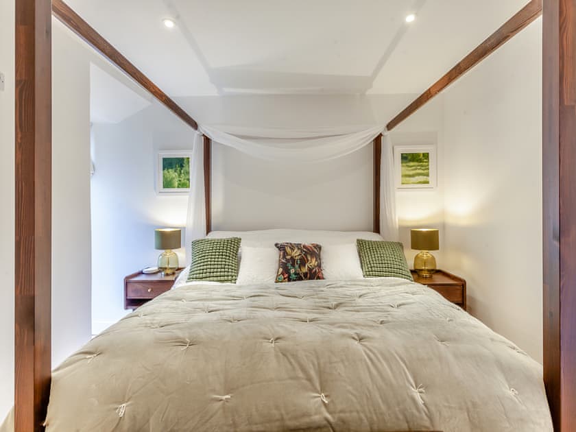 Super Kingsize bedroom | Midsummer Cottage Retreat, West Compton, near Shepton Mallet