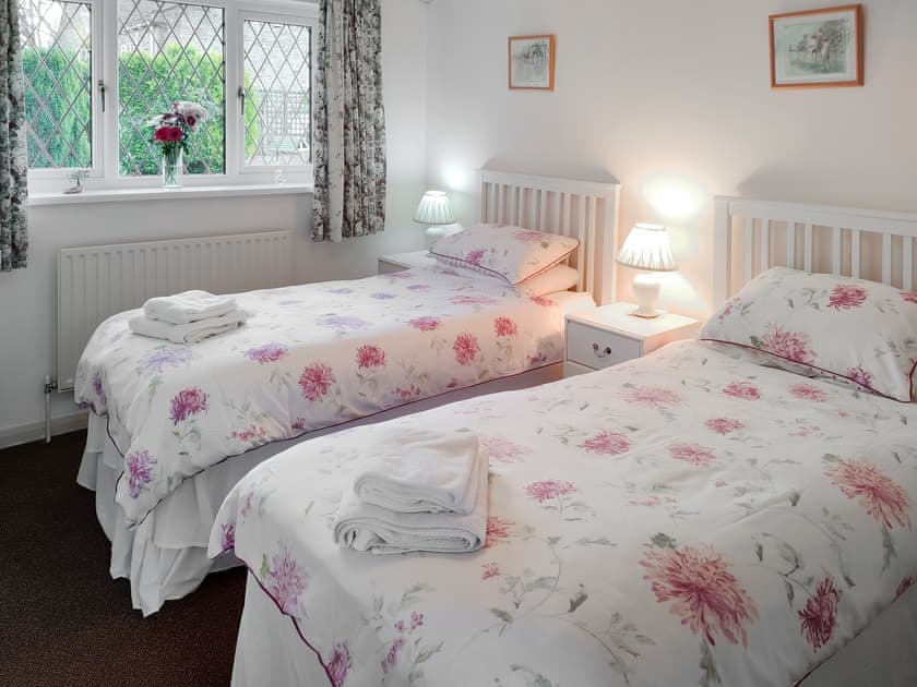 Twin bedroom | Priestfield Grange - Willow Cottage - Prestfield Grange, Old Brampton, near Chesterfield